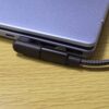 CIO USB-C マグネット変換アダプタ ノートPCにL字型アダプタを装着した状態（横から）