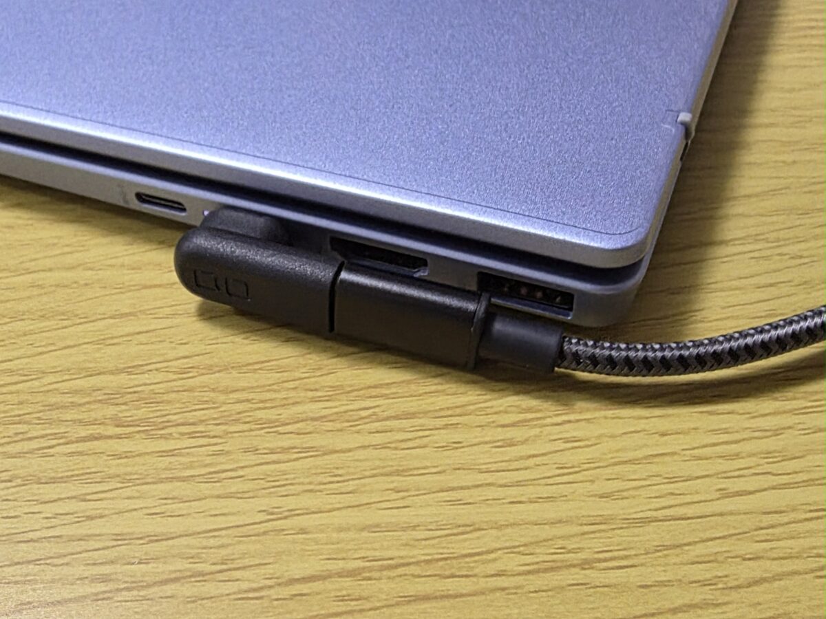 CIO USB-C マグネット変換アダプタ ノートPCにL字型アダプタを装着した状態（横から）