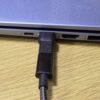 CIO USB-C マグネット変換アダプタ ストレート型アダプタ使用中の様子（充電中アップ）