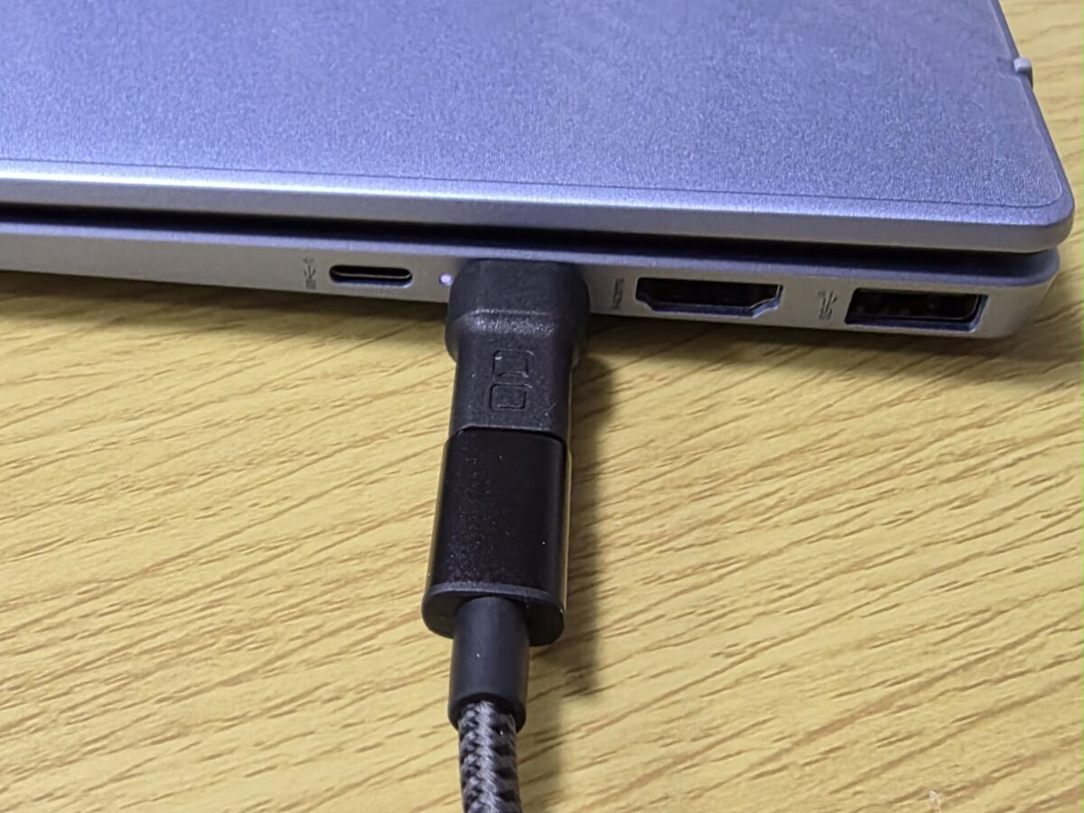 CIO USB-C マグネット変換アダプタ ストレート型アダプタ使用中の様子（充電中アップ）
