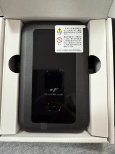 モバイルルーター+F FS050W 本体開封(箱を開けた状態)