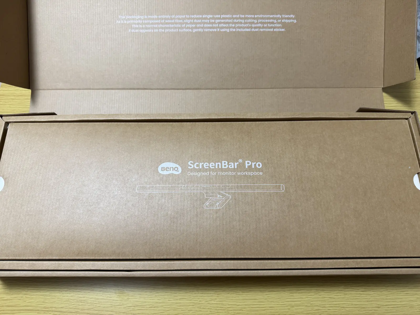 BenQ ScreenBar Pro 開封時の内箱の様子