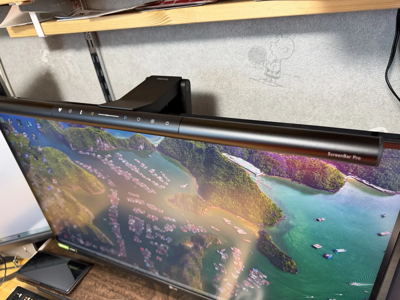 BenQ ScreenBar Pro モニターライトの設置イメージ