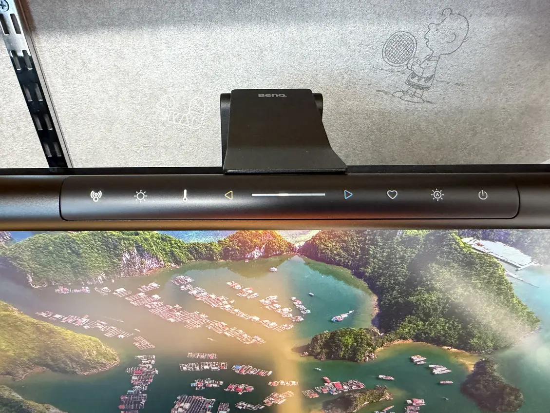 BenQ ScreenBar Pro をモニター上に設置した状態