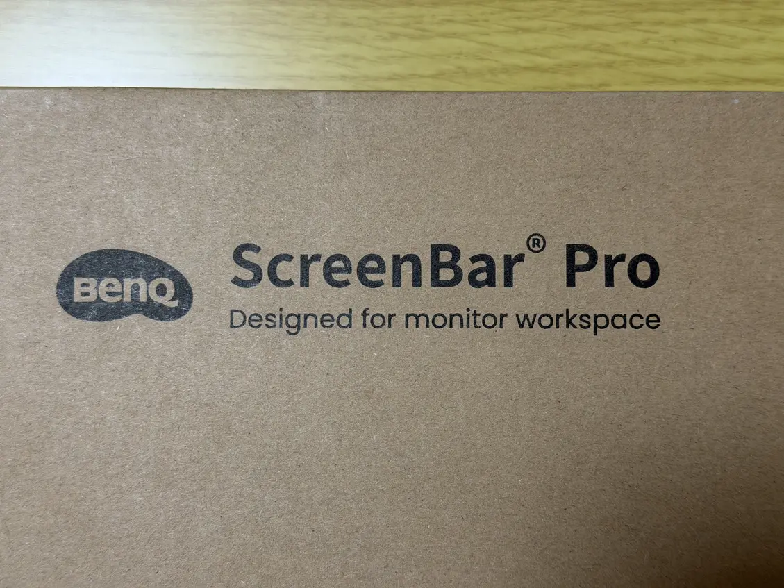 BenQ ScreenBar Pro モニターライトの外箱ロゴ