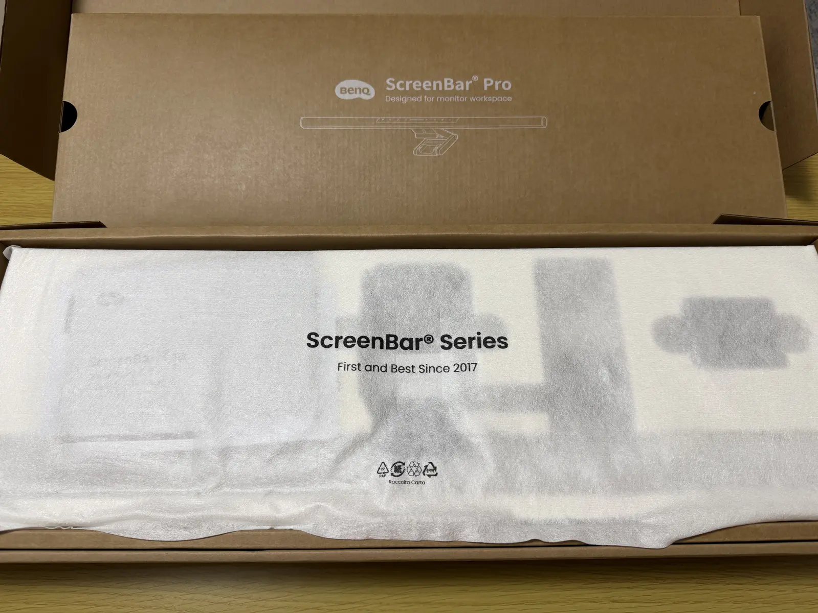 BenQ ScreenBar Series 保護シートと梱包状態
